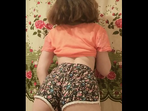 ❤️ Nena jove sexy despullant-se els pantalons curts davant la càmera ️❌ Porno de qualitat a nosaltres ﹏