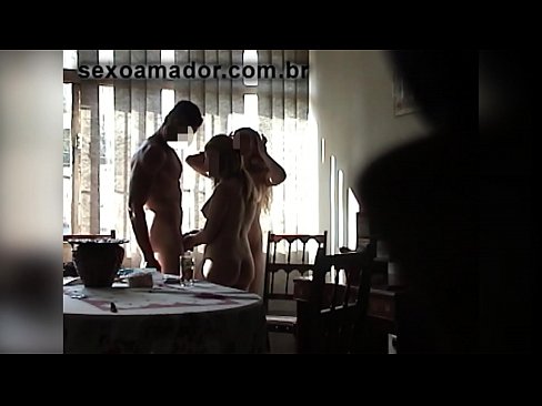 ❤️ Els amics sexuals conviden un home gegant i un trio amb ell ️❌ Porno de qualitat a nosaltres ﹏